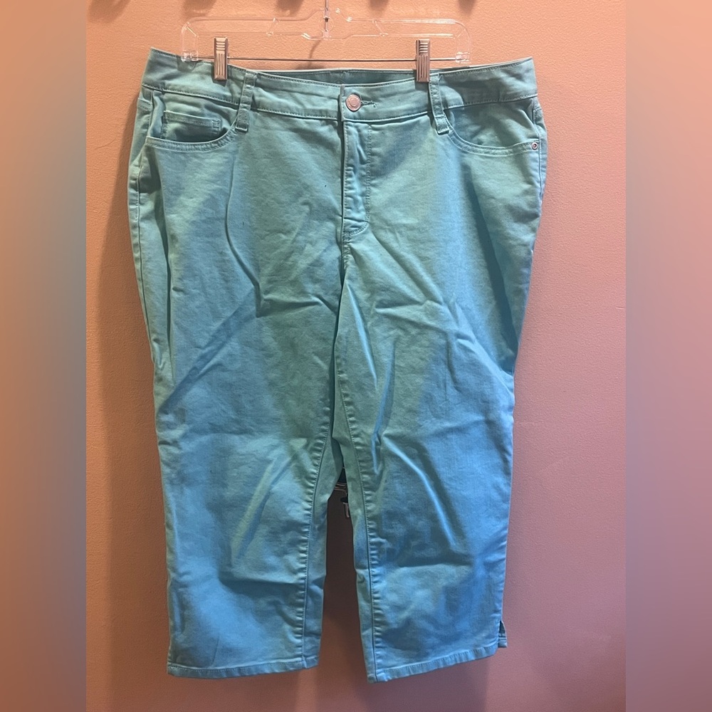 Turquoise denim capri.  18W.  Flattering, fun!  St John’s Bay.